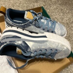 Puma  platform  blue and white denim size 7.5 shoes barely work super comfey